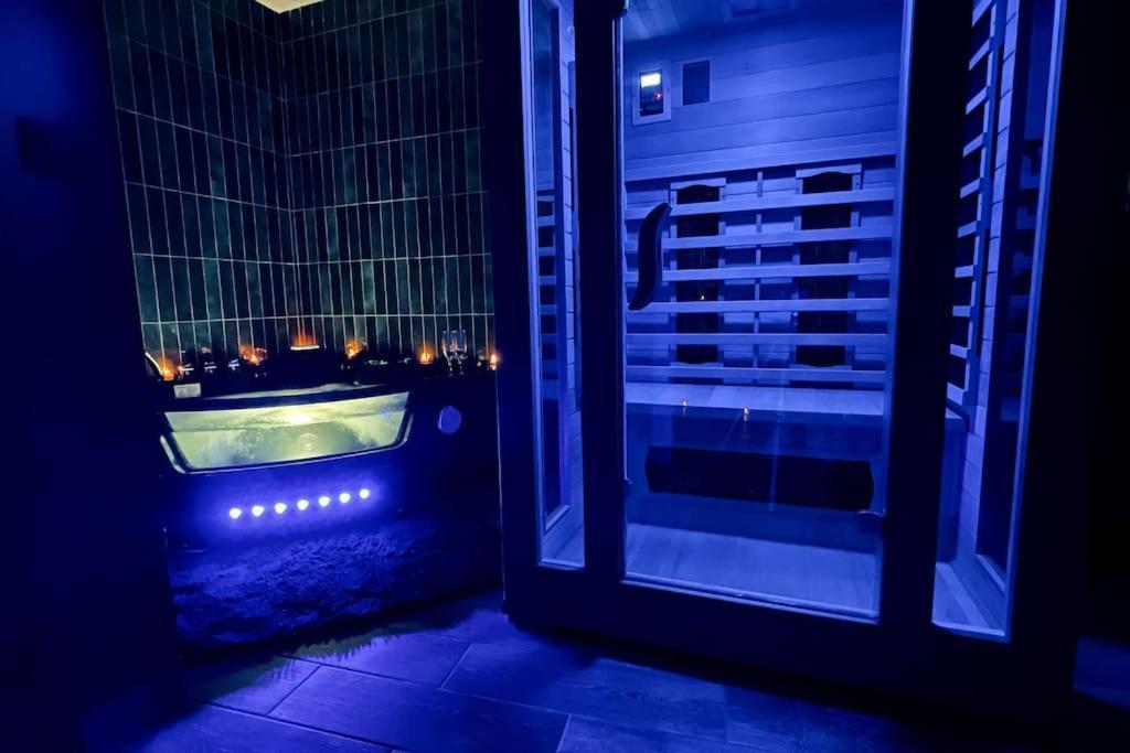 Love Room L' Orientale / Jacuzzi / Sauna Chateau-Landon Bagian luar foto