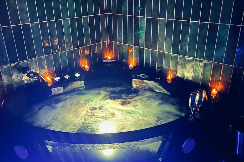 Love Room L' Orientale / Jacuzzi / Sauna Chateau-Landon Bagian luar foto